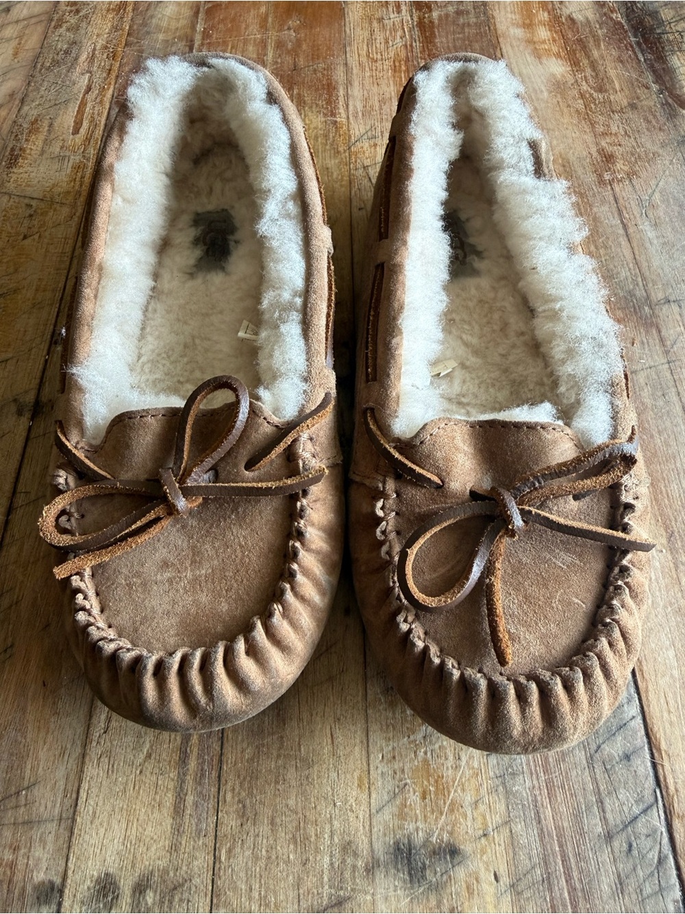 UGG Women’s Dakota Suede Shearling Moccasin Slippers Chestnut Size 6